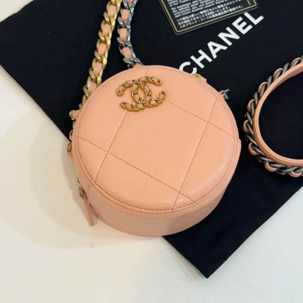 【丸いフォルムで柔らかい印象に】CHANEL 19 チェーン クラッチ CHANEL （未使用 展示品）シャネル 19 ラウンド クラッチ