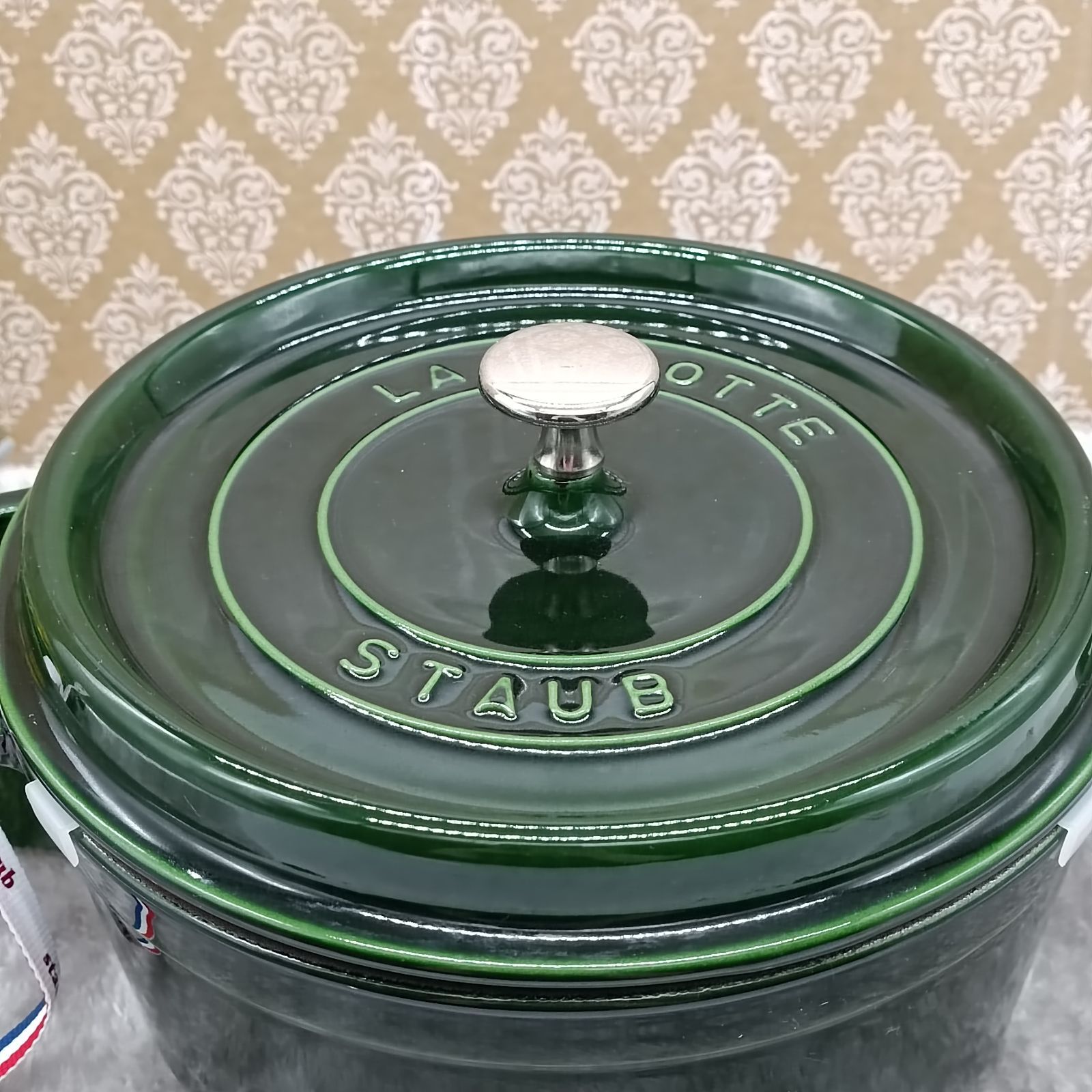 staub 》 ストウブ ピコ ココット ラウンド 24cm バジルグリーン 鋳鉄 ホーロー鍋 箱付 送料無料・匿名配送・最短即日発送いたします！  258 - メルカリ