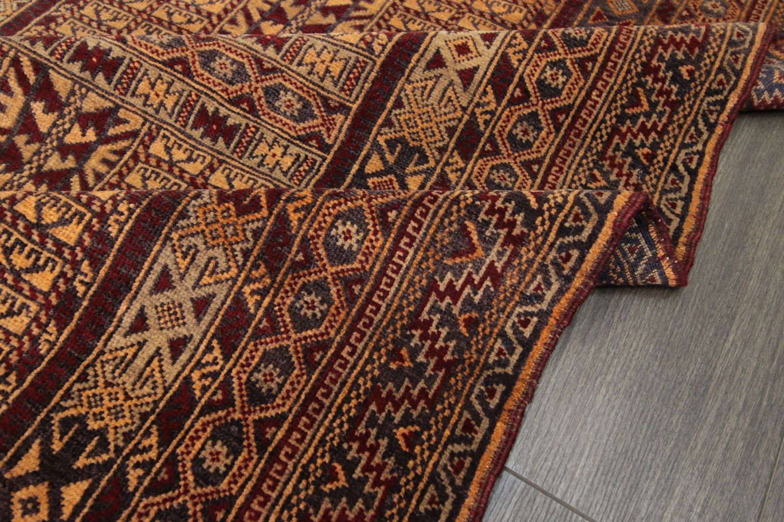 繊細な幾何学モチーフが美しいヴィンテージトルクメン絨毯 アフガン