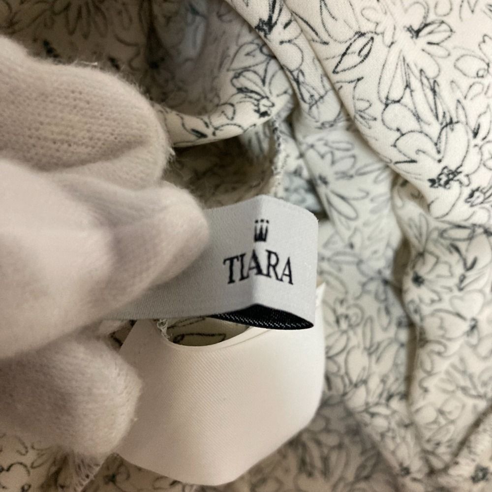 美品 24AW TIARA ティアラ フラワーカーテンプリントフリルネックブラウス アイボリー レディース 古着 中古 美品 24AW TIARA ティアラ フラワーカーテンプリントフリル