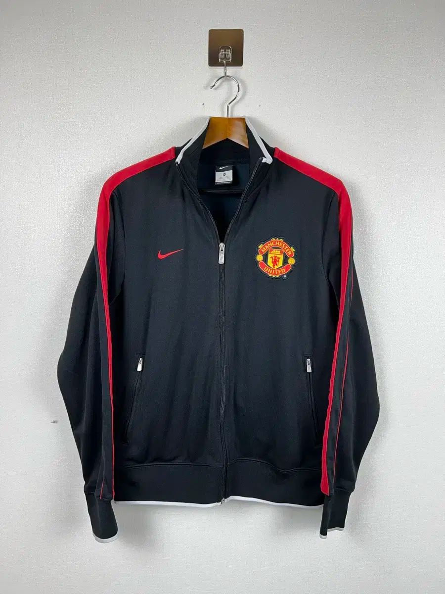 NIKE(ナイキ) x マンＵ 黒 赤 必須アイテム トラックジャージ ジャージ XL