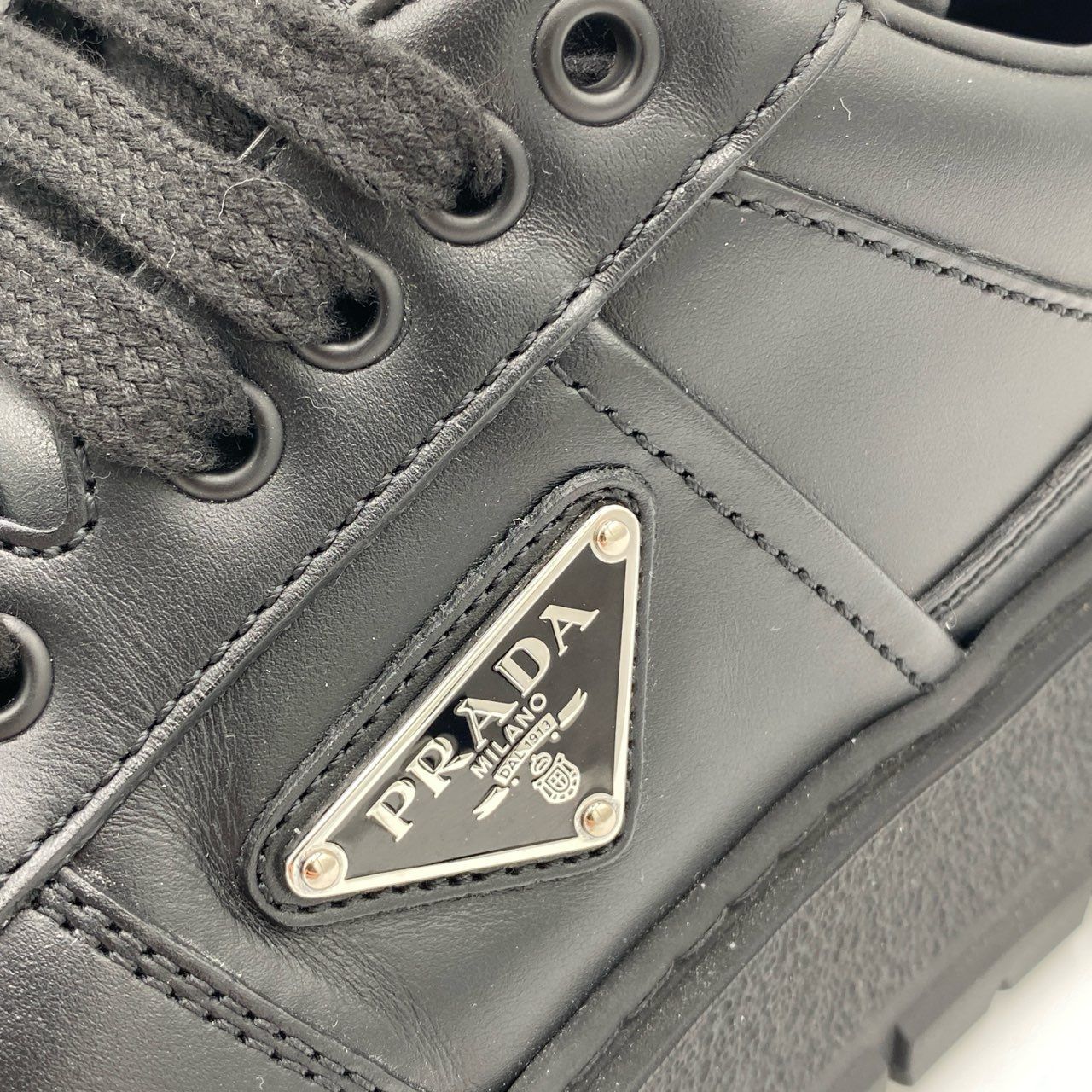 極美品 PRADA ブラック レザー スニーカー スニーカー紹介】お勧めの黒スニーカーをご紹介！高級感とモード
