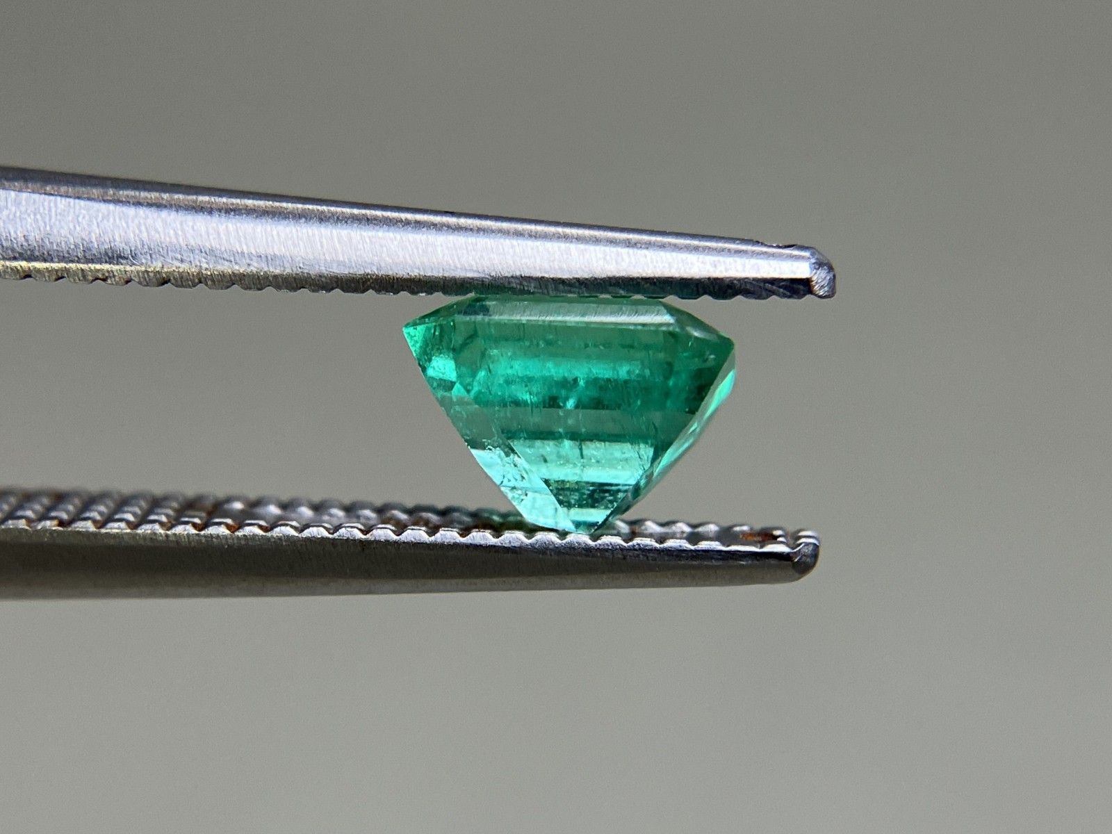 エメラルド 天然 0.839ct 中央宝石ソーティング付き 5.96㎜×5.47