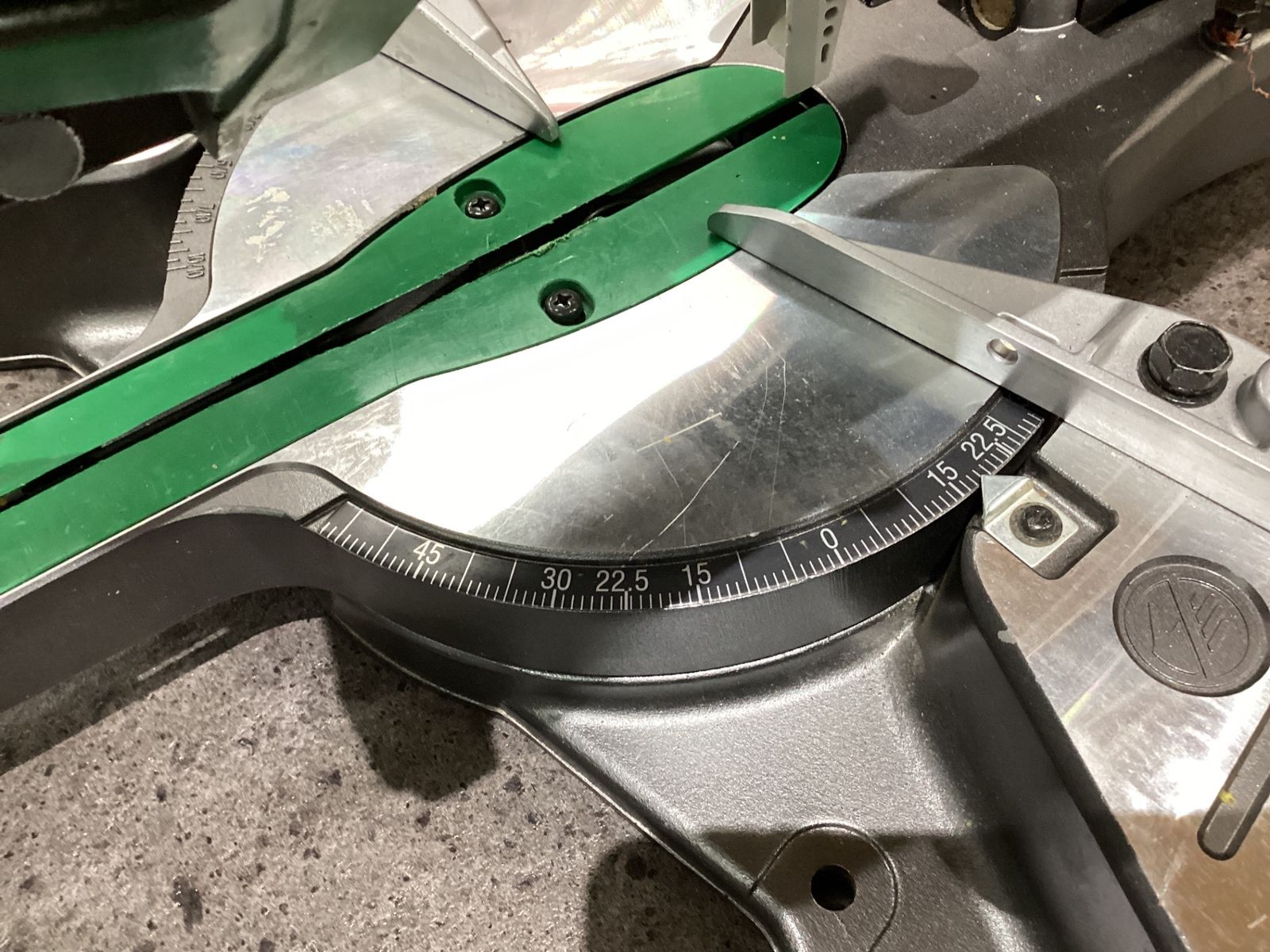 コードレス卓上スライド丸のこ C3607DRA