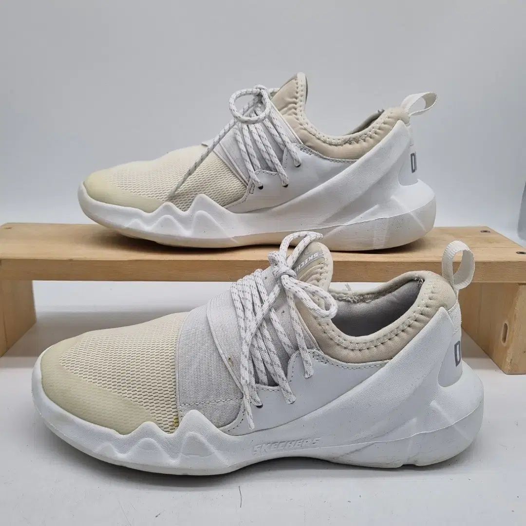 SKECHERS(スケッチャーズ) DLT ー A レディーススニーカー 230