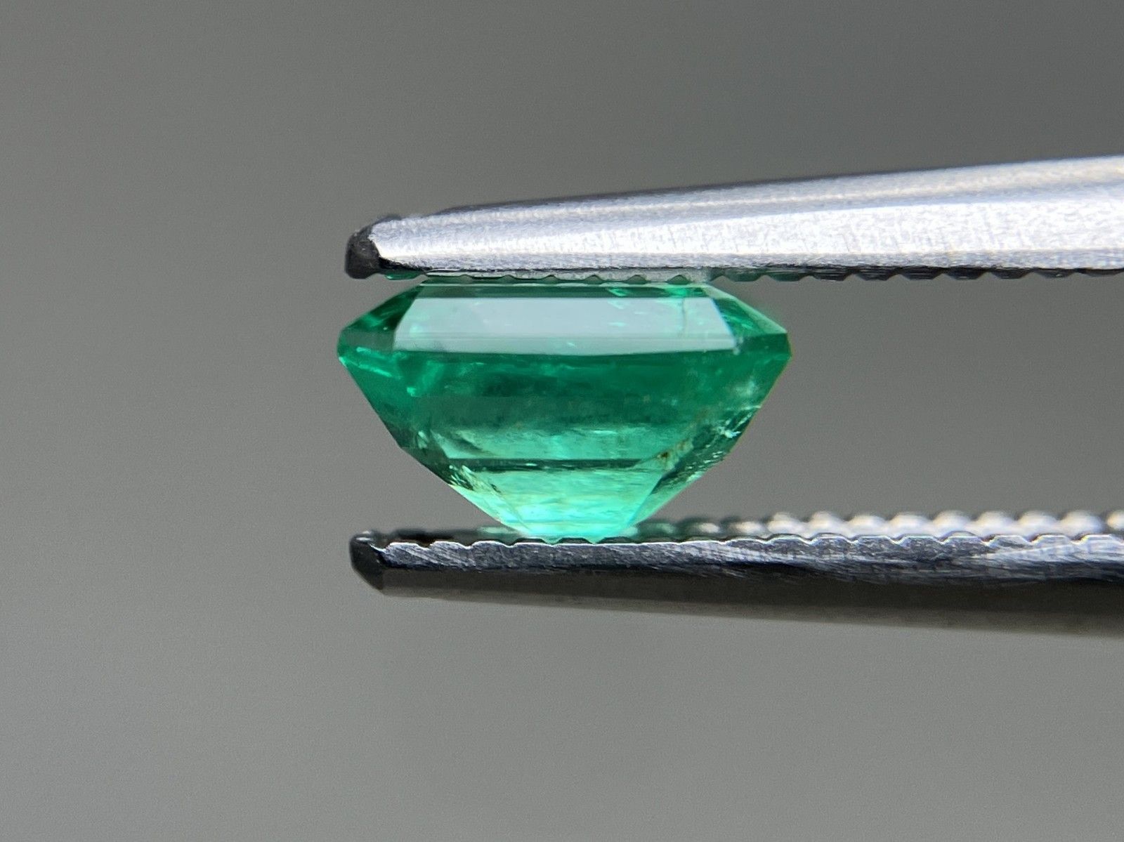 エメラルド 天然 0.962ct 中央宝石ソーティング付き 6.25㎜×5.81