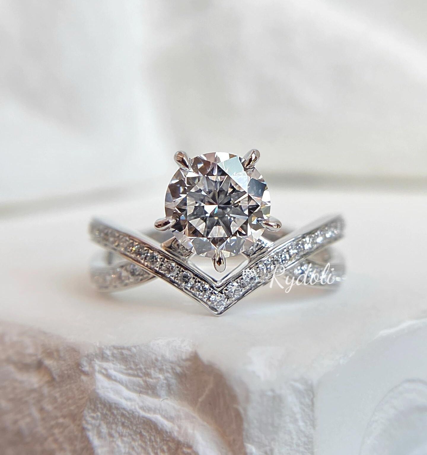 真冬の贈り物 アイアンベルが鳴る 針葉樹と実物たちの小さな