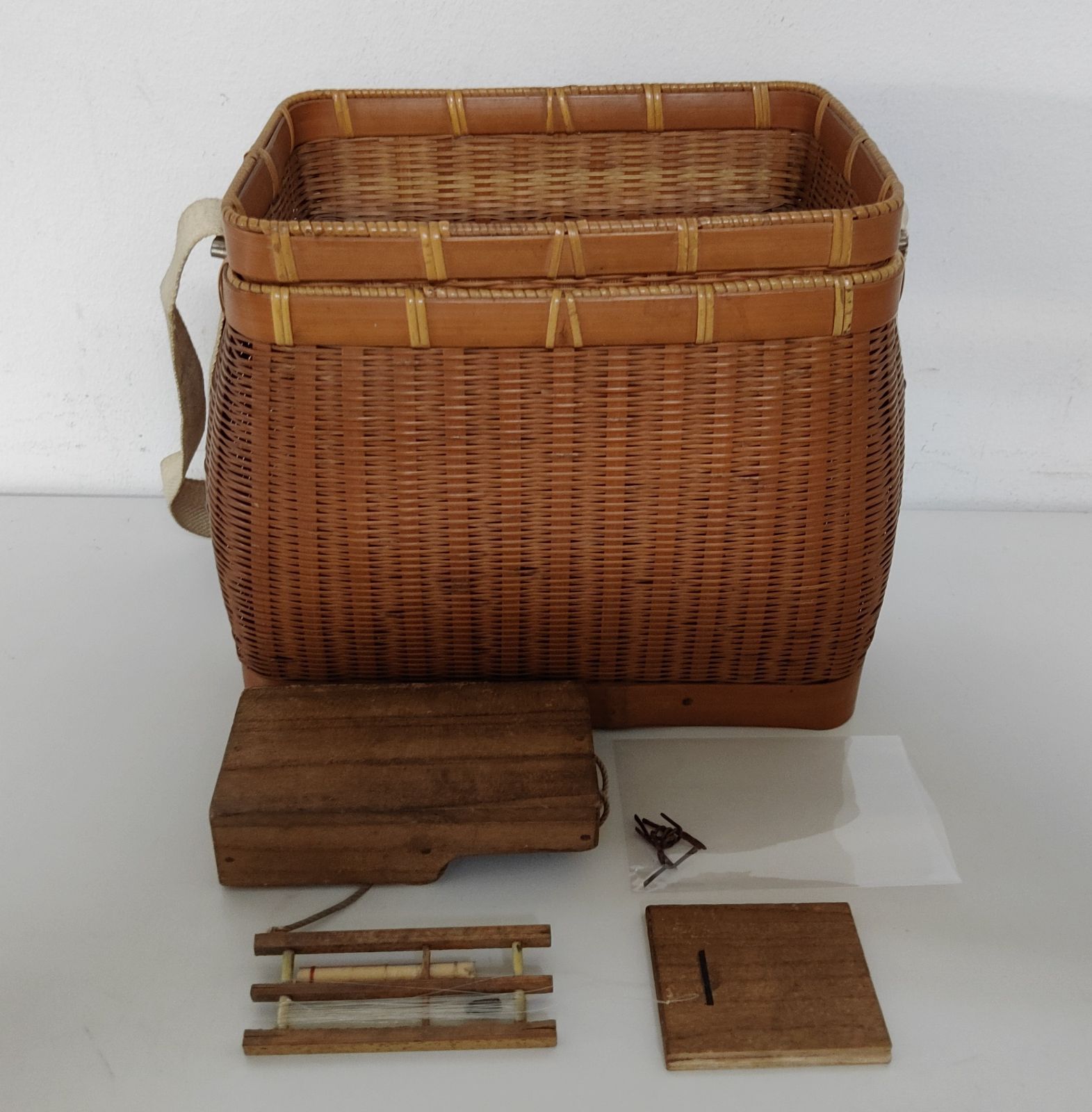 昭和レトロ 竹製 魚籠（びく） 腰籠 網付き 釣り道具 古道具ビンテージ 〇