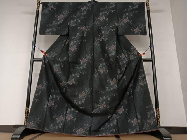 平和屋着物●本場大島紬　枝花文　黒地　さが美扱い　正絹　逸品　未使用　AAAW9079zg 平和屋着物○本場大島紬 枝花文 黒地 さが美扱い 正絹 逸品 未使用