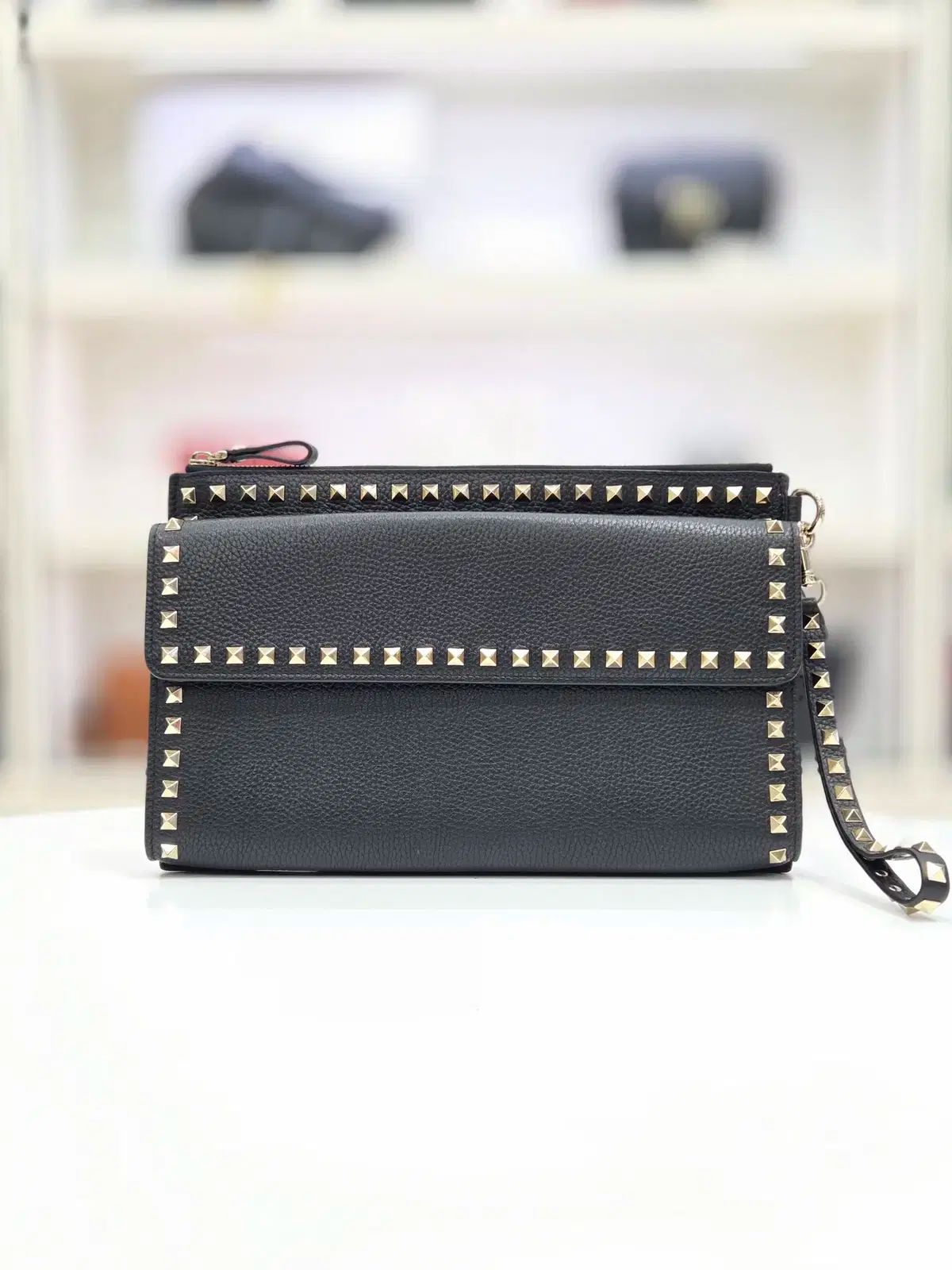 新作大登場！！ Valentino ヴァレンティノ ロックスタッズ ストラップ クラッチバッグ TW2P0T36VSH 何でも揃う。