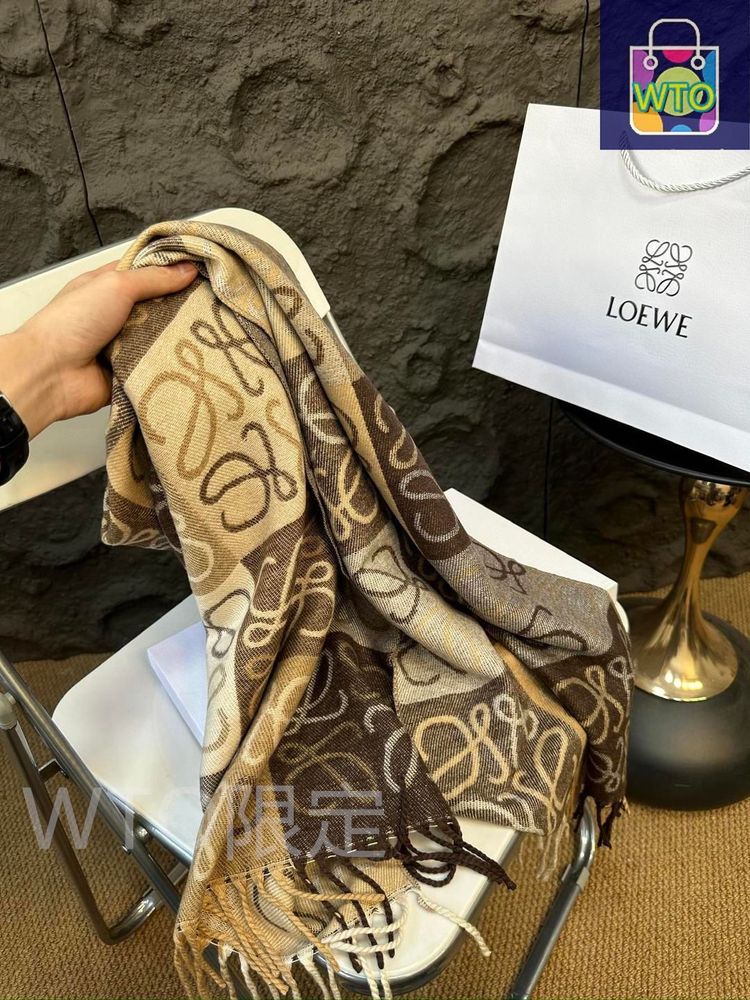 Loeweロエベの秋冬シンプルなグレーのスカーフ｜本日限定特価