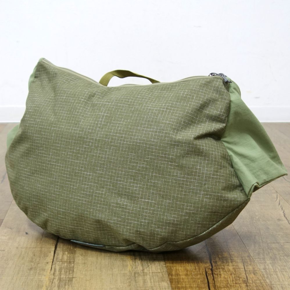 ぬいぐるみ柄ママバッグ HOLIDAY・ソフトなリブ素材のベアぬいぐるみ柄