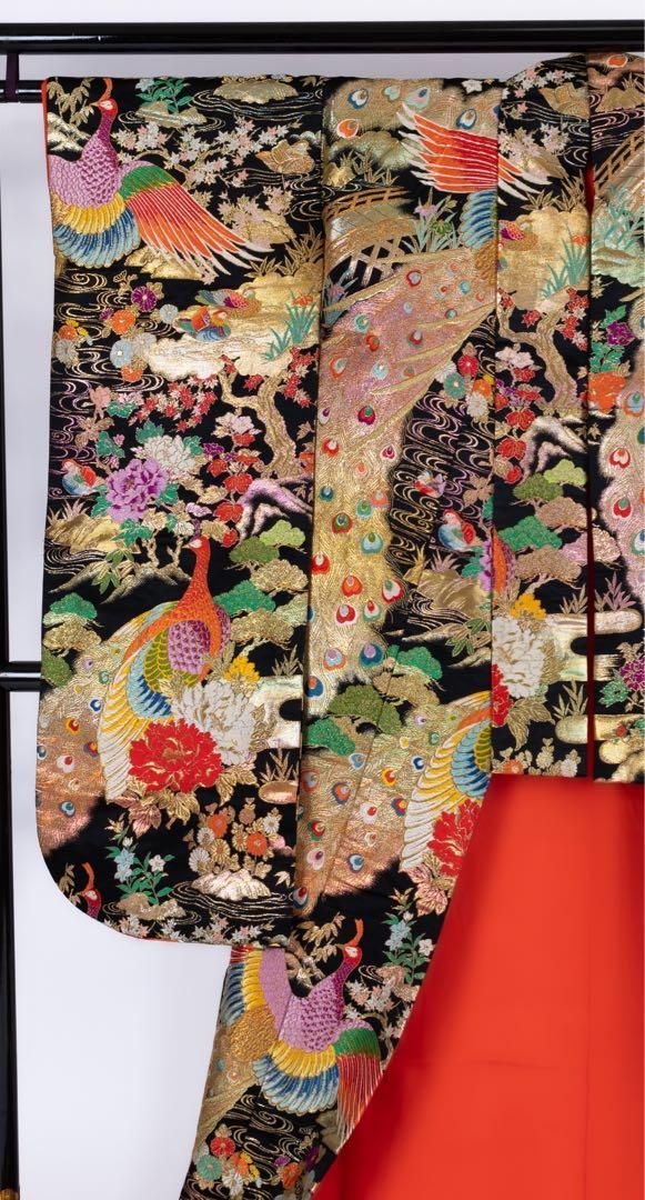 50%OFF! 125,000円→62,500円】花嫁色打掛け 黒色/金刺繍 孔雀/牡丹 