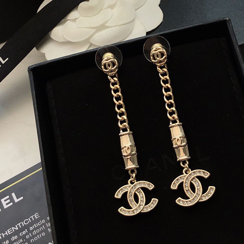 未使用シャネルCHANELのロゴピアスアルファベットピアスゴールド