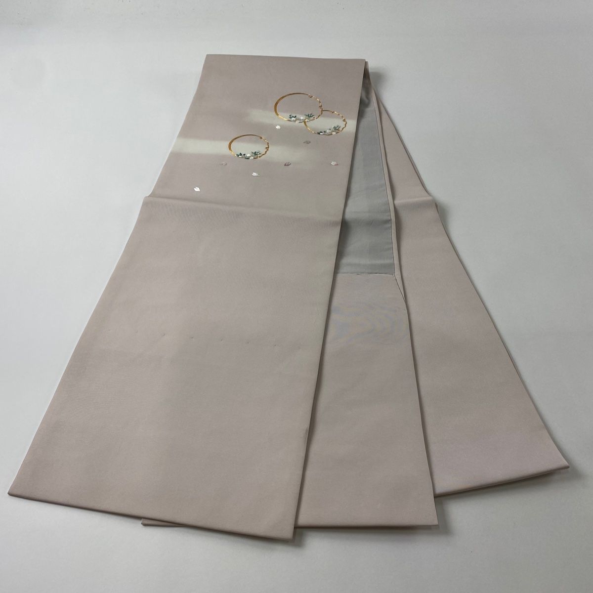 正絹開き名古屋帯、グレー、桜刺繍、金糸銀糸 開き名古屋帯 秀品 桜 雪輪 金糸 灰桜 正絹 【中古】 - メルカリ