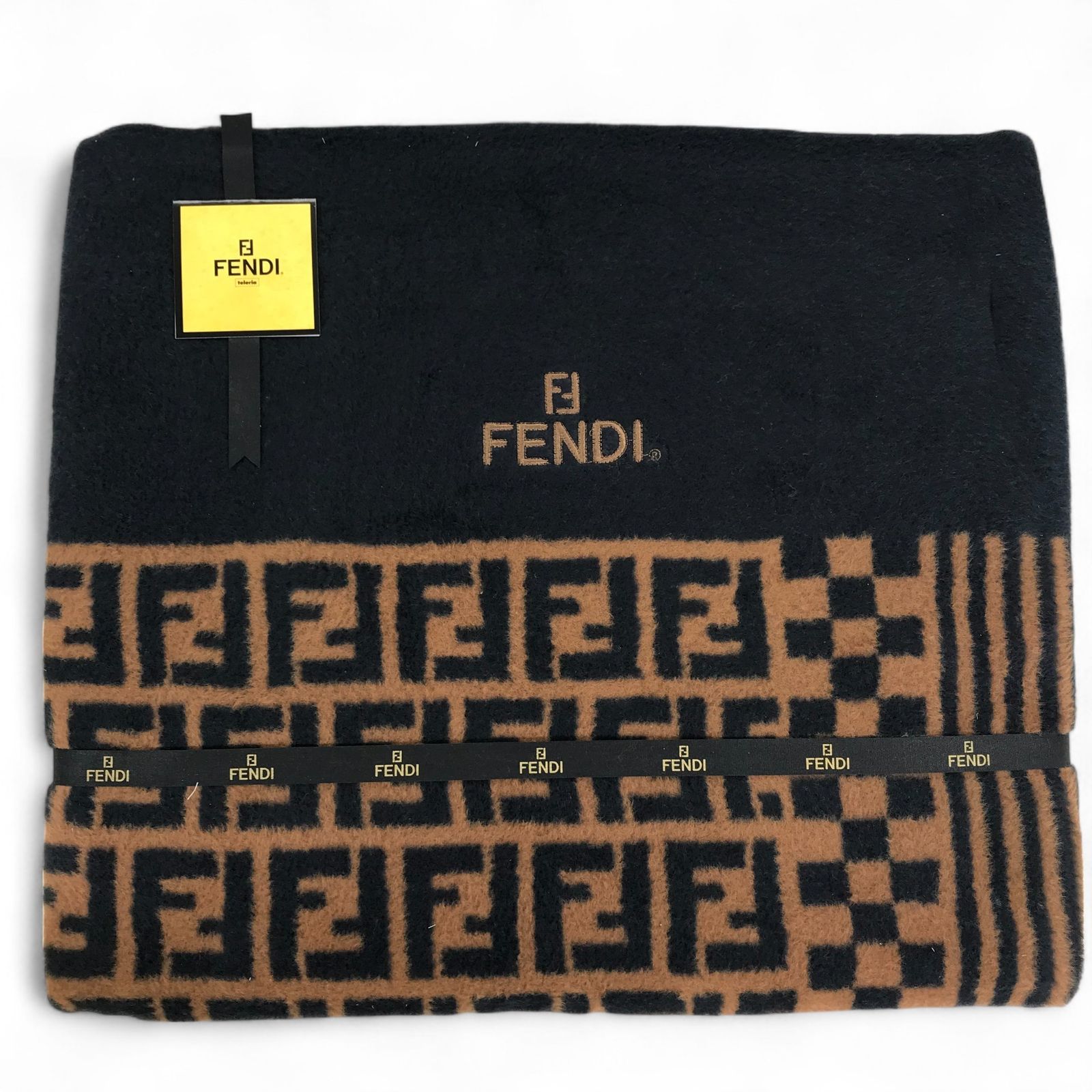 FENDI ズッカ柄ロゴ入り綿毛布 FENDI ズッカ柄ロゴ入り綿毛布 綿毛布 フェンディ FENDI ズッカ模様