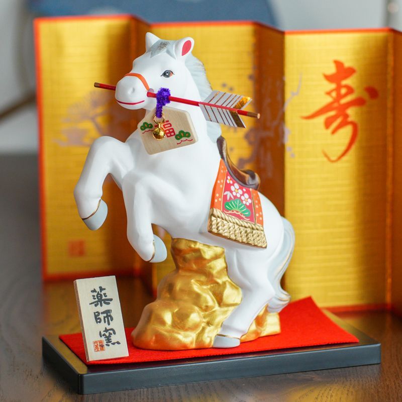 【未使用】午年　2026年　置物　陶器　高級木製台付き　正月飾り　金運　商売繁盛 えとの置物2026 正月飾り 干支午 午 置物 陶器 天翔破魔矢付 お正月