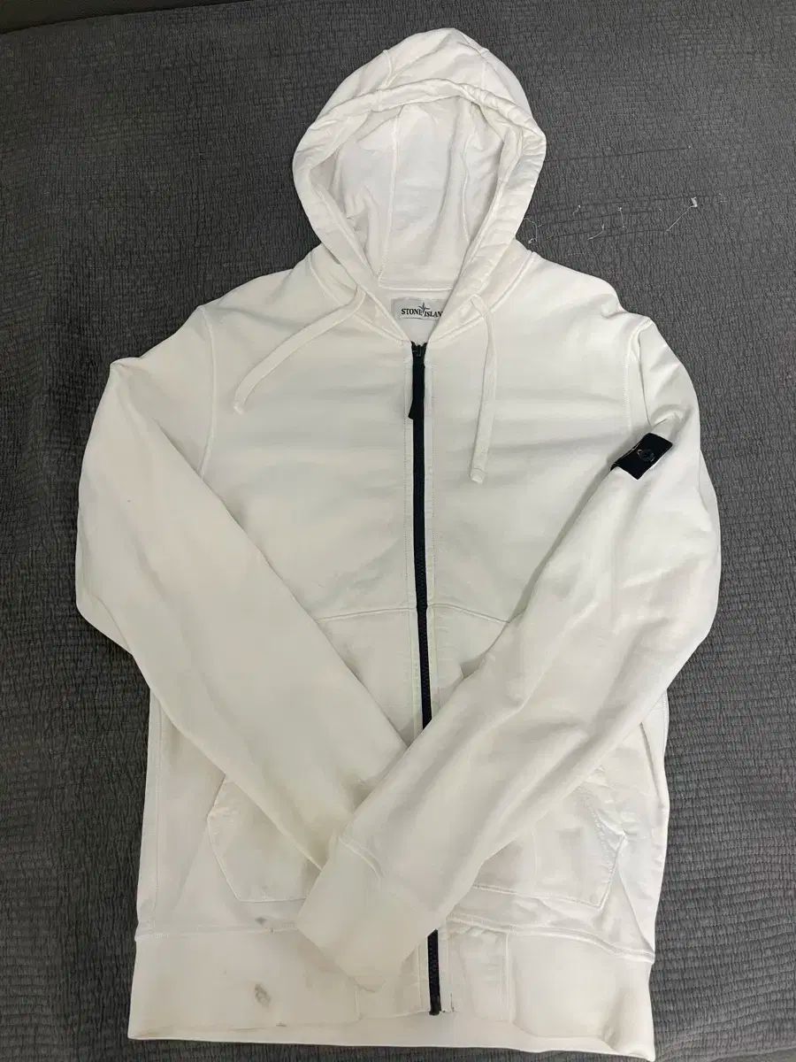 【雷市場（ポンジャン）商品韓国直送】 M STONE ISLAND(ストーンアイランド) フード ジップアップ 白