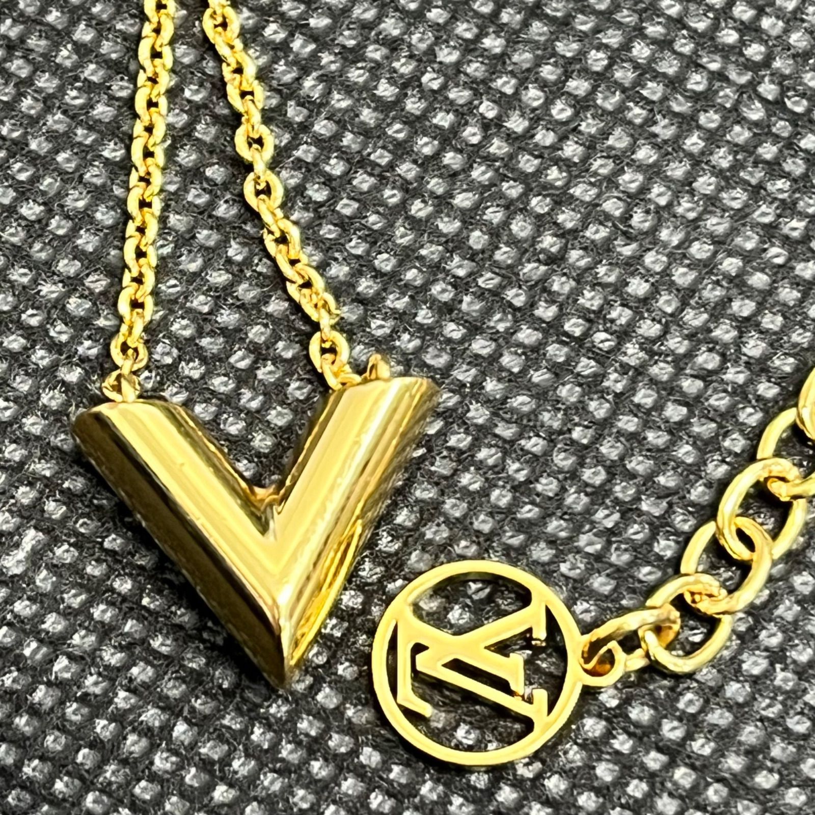 極美品】LOUIS VUITTON ルイヴィトン エッセンシャルV ネックレス 