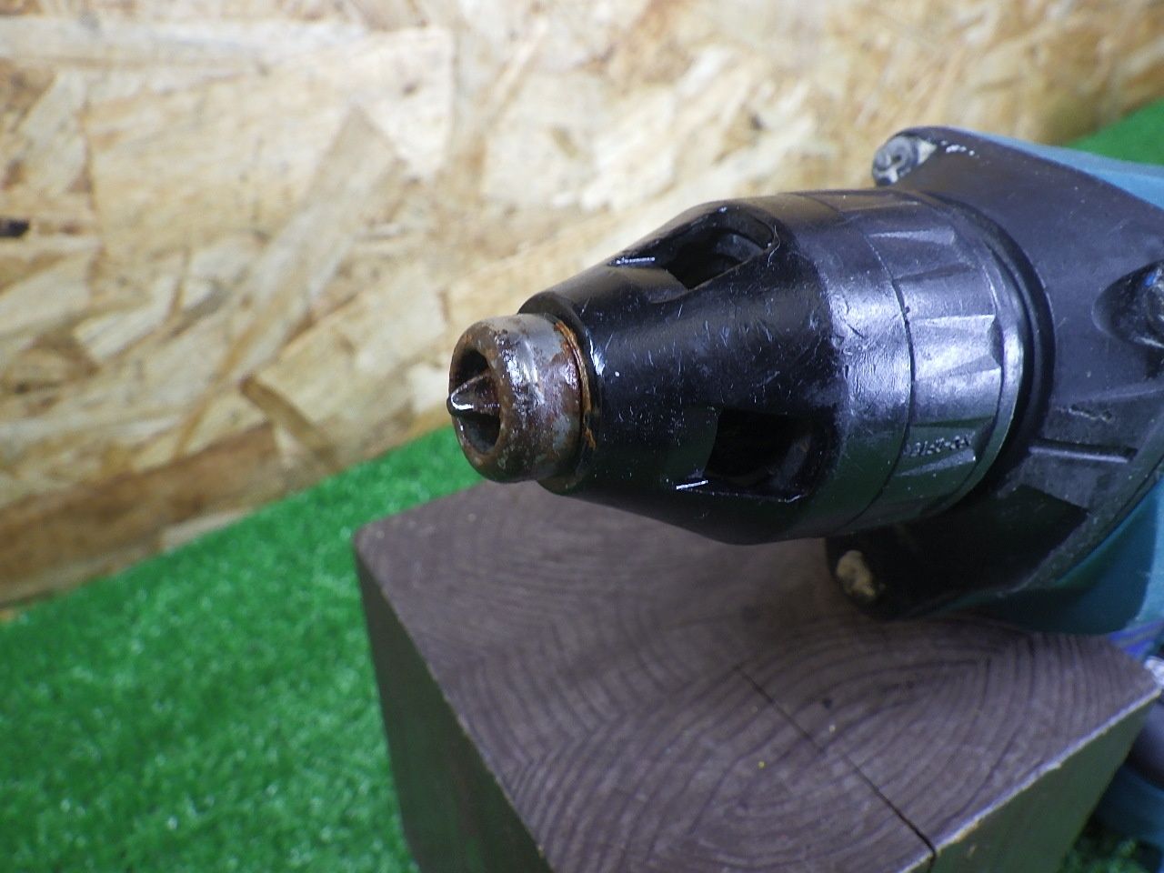 動き少し固い！ 石膏ボードの貼り付け作業に！マキタ 充電式スクリュードライバー FS600D 本体 品