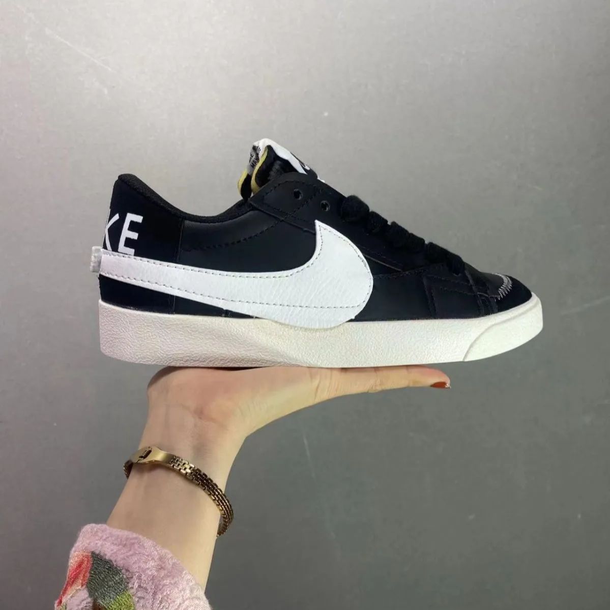 ナイキ ブレイザー ジャンボ 黒色 ブラック 白色 ホワイト WOMEN'S スニーカー レディース 【 NIKE BLAZER LOW 77 JUMBO BLACK SAIL WHITE (WOMEN'S) / BLACK SAIL WHITE 】 メンズ