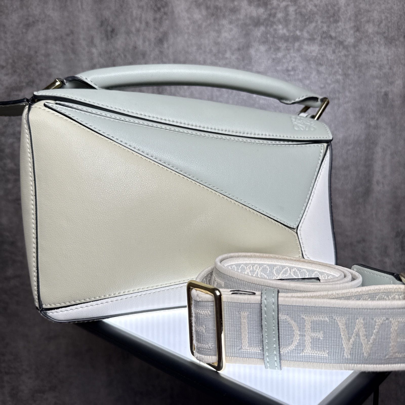 LOEWE パズル　マルチカラー ロエベ「パズルバッグ」“プルメリアの花”咲くデザインや雲