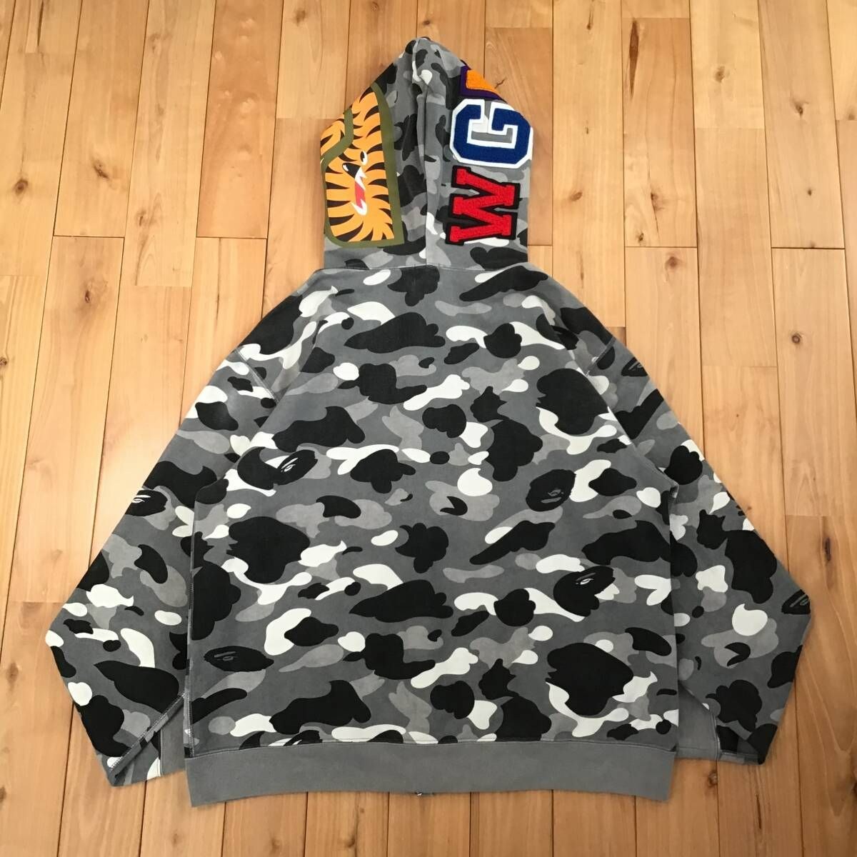 NFS限定 A BATHING APEシャークパーカー