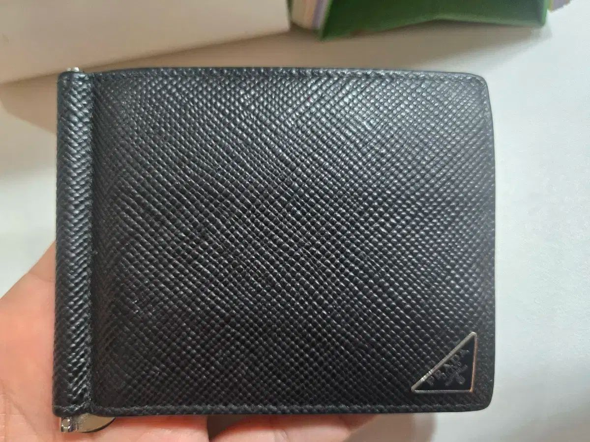 PRADA プラダ ブラック サフィアーノ マネークリップ 二つ折り財布