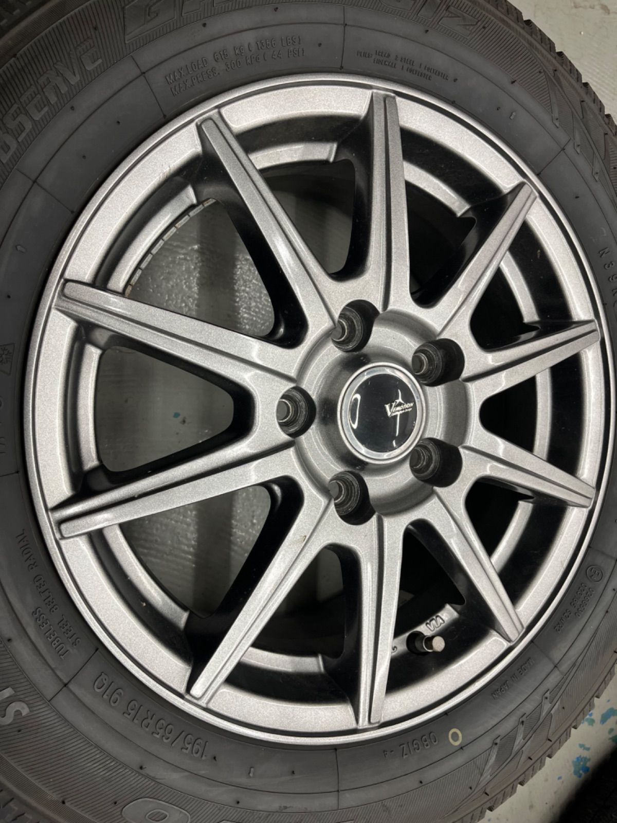トヨタヴォクシースタッドレスタイヤホイル付き195|65R15