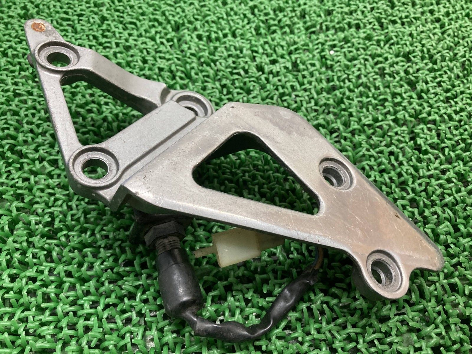 バリオス ステップホルダー 右 35011-1581 カワサキ 純正 バイク 部品 ZR250A BALIUS ブレーキスイッチ 曲がり無し 品薄 Pz