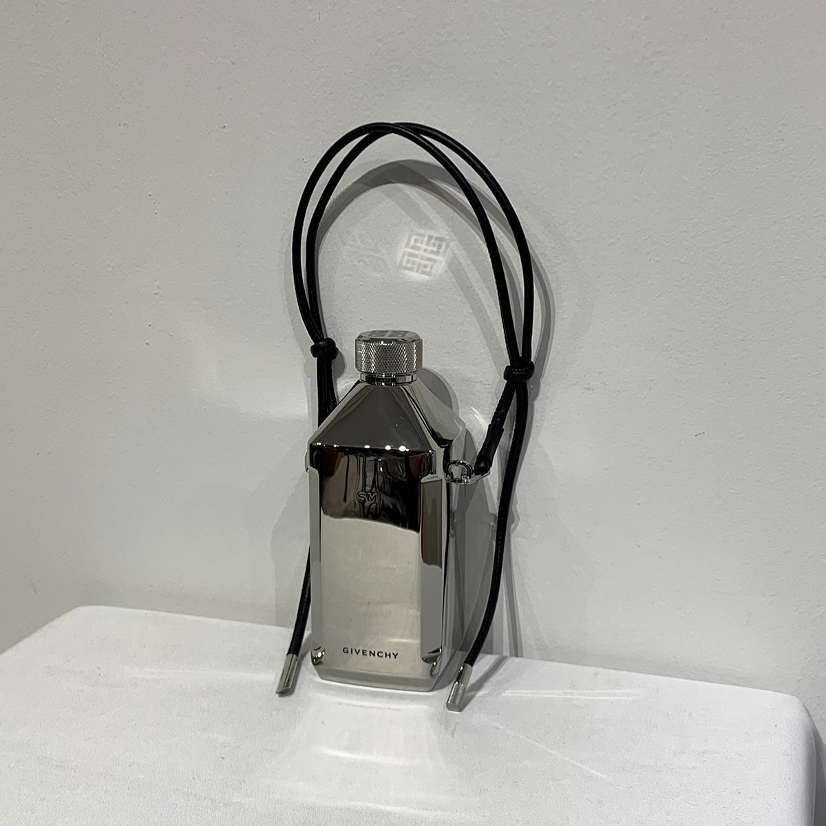 GIVENCHY シルバー　ウォーターボトル（水筒） 楽天市場】新品同様 ジバンシー4Gロゴ アルミニウム レザー シルバー