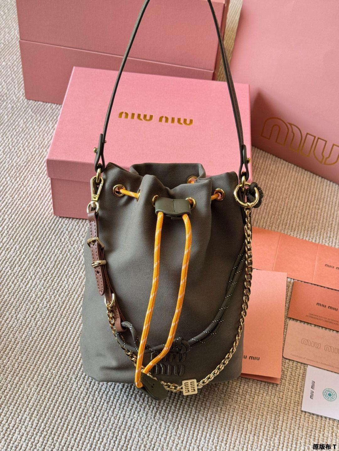 今日特価】Miu Miu 最新キャンバス小バケットバッグ（Miu Miu