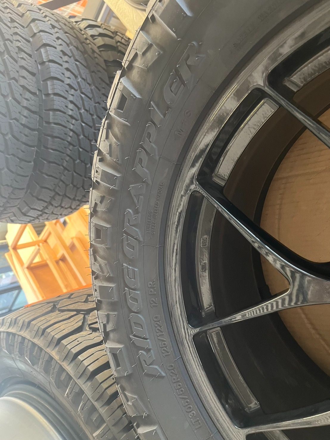 タイヤ4本セット NITTO RIDGE GRAPPLER 305 55R20