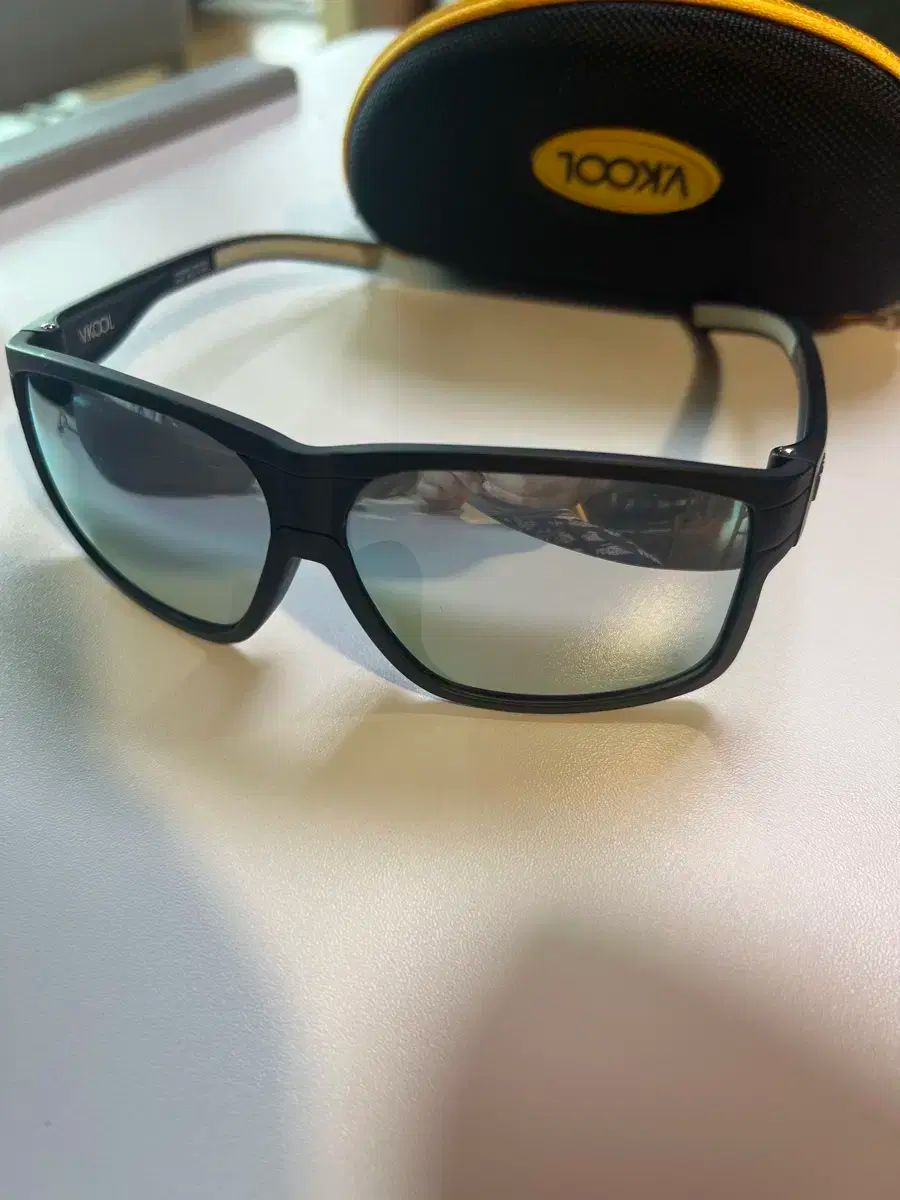 Vクール 偏光サングラス ブラック ケース含む