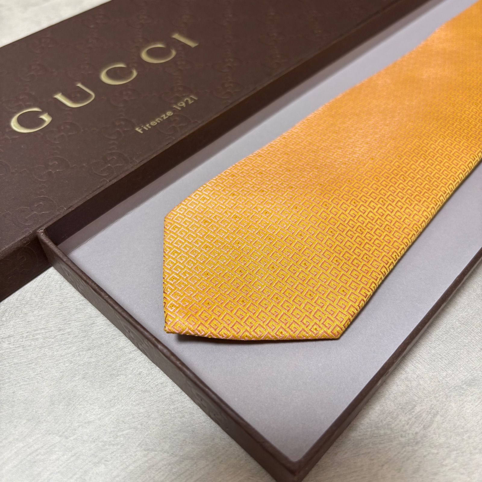 美品 GUCCI グッチ シルク 100％ ライトオレンジ GG柄 美品 GUCCI グッチ シルク 100％ ライトオレンジ G柄 254-731
