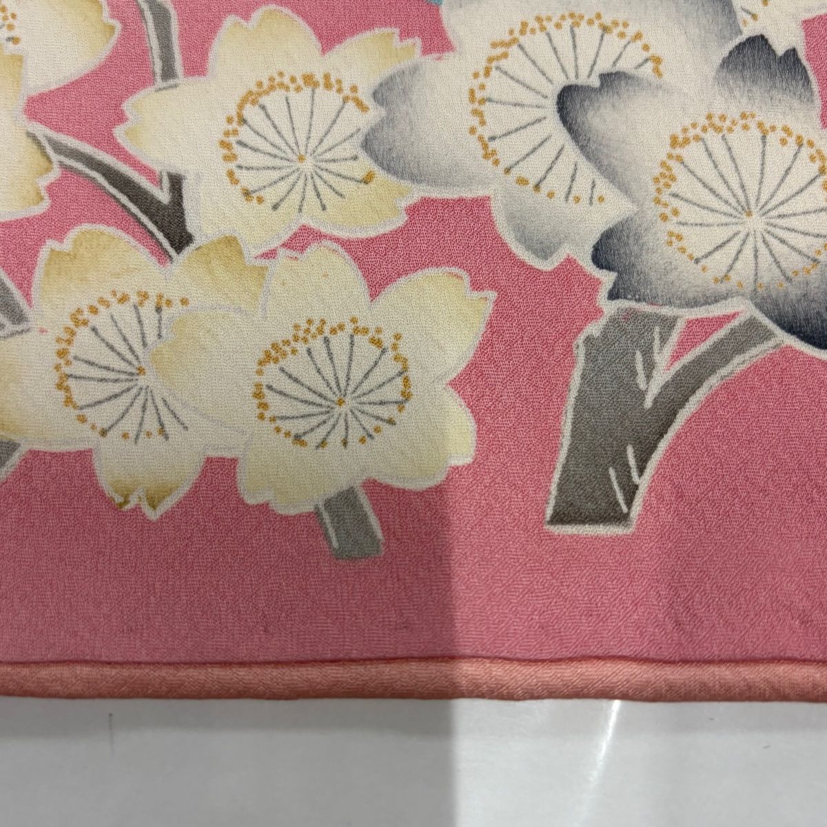 振袖 身長153-168cm 白　ピンク　桜　鹿の子の凹凸のある生地　正絹 白地 梅柄 正絹振袖【169】 – SAKURA TOKYO