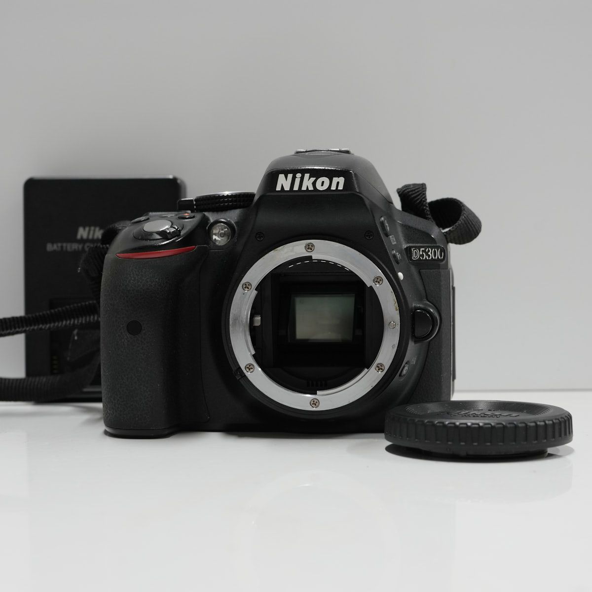 Nikon D5300 ボディ USED美品 デジタル一眼レフカメラ DX 2416万画素 