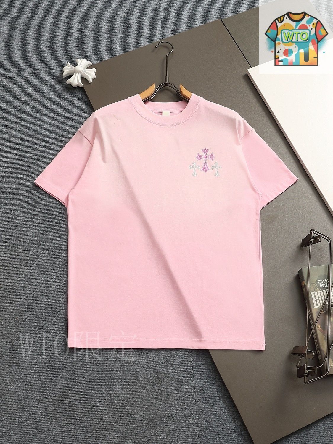 【クロムハーツ CHROME HEARTS】Tシャツ セメタリークロス ピンク Size【S】 CHROME HEARTS クロム・ハーツ THAT GROUP SCROLL SS