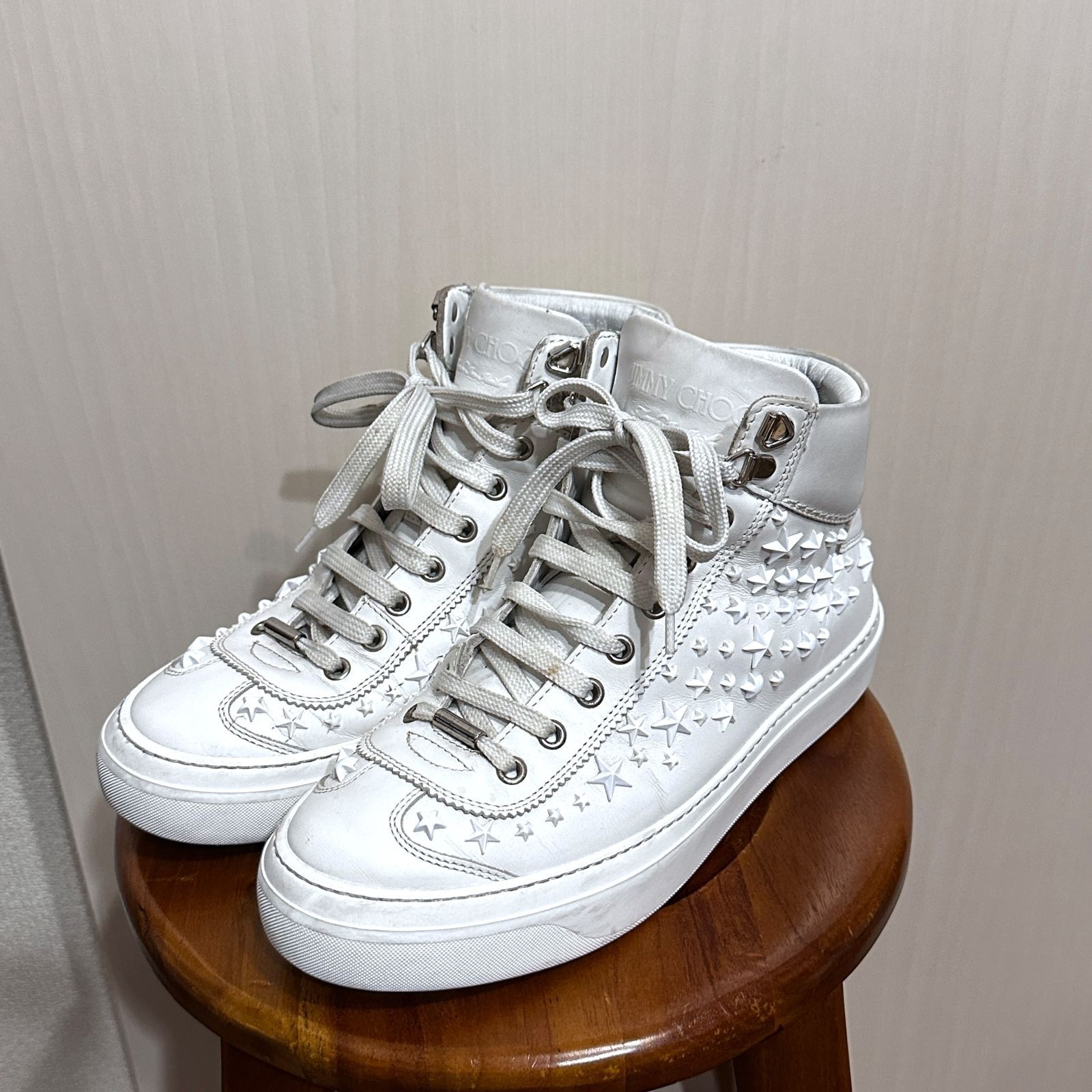 JIMMY CHOOホワイト スタッズ スニーカー ジミーチュウ ［ JIMMY CHOO 