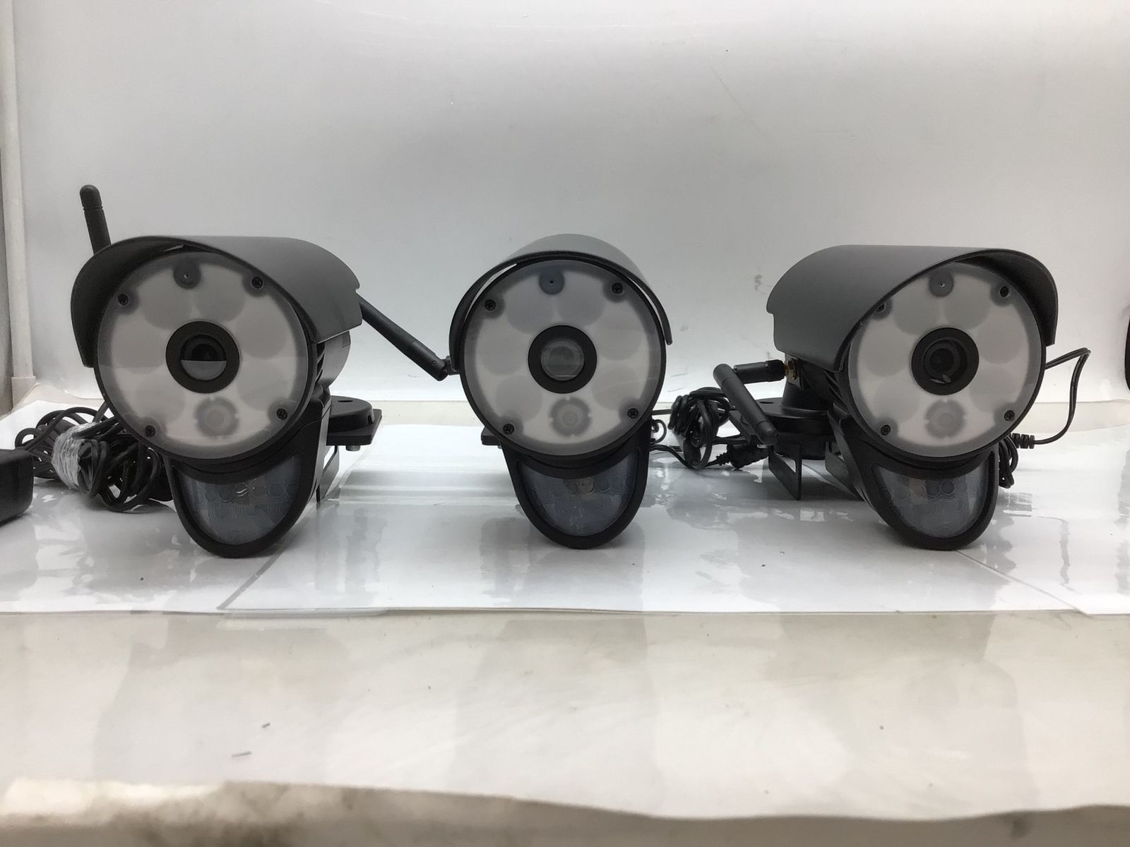 中古品】〇サンワサプライ 防犯カメラ4台+モニタ-1台セット 400-CAM075