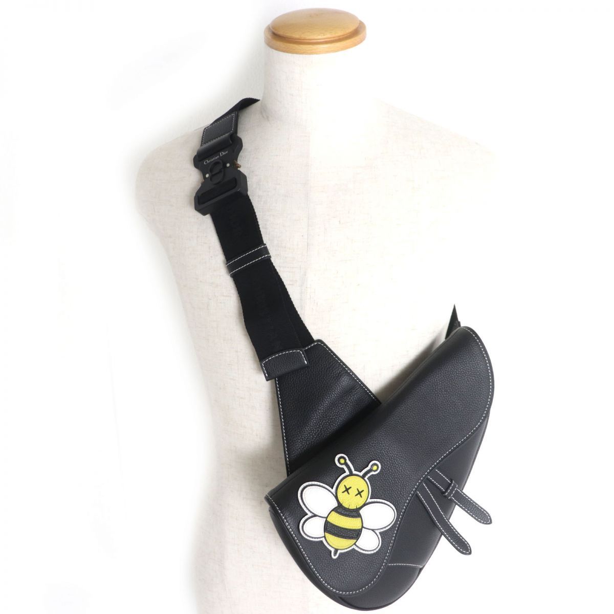 ドンドン見直し DIOR×KAWS ディオールオム×カウズ コラボ 06-BO-0149 ハチ|BEE レザー サドルバッグ|ボディバッグ ブラック メンズ イタリア製