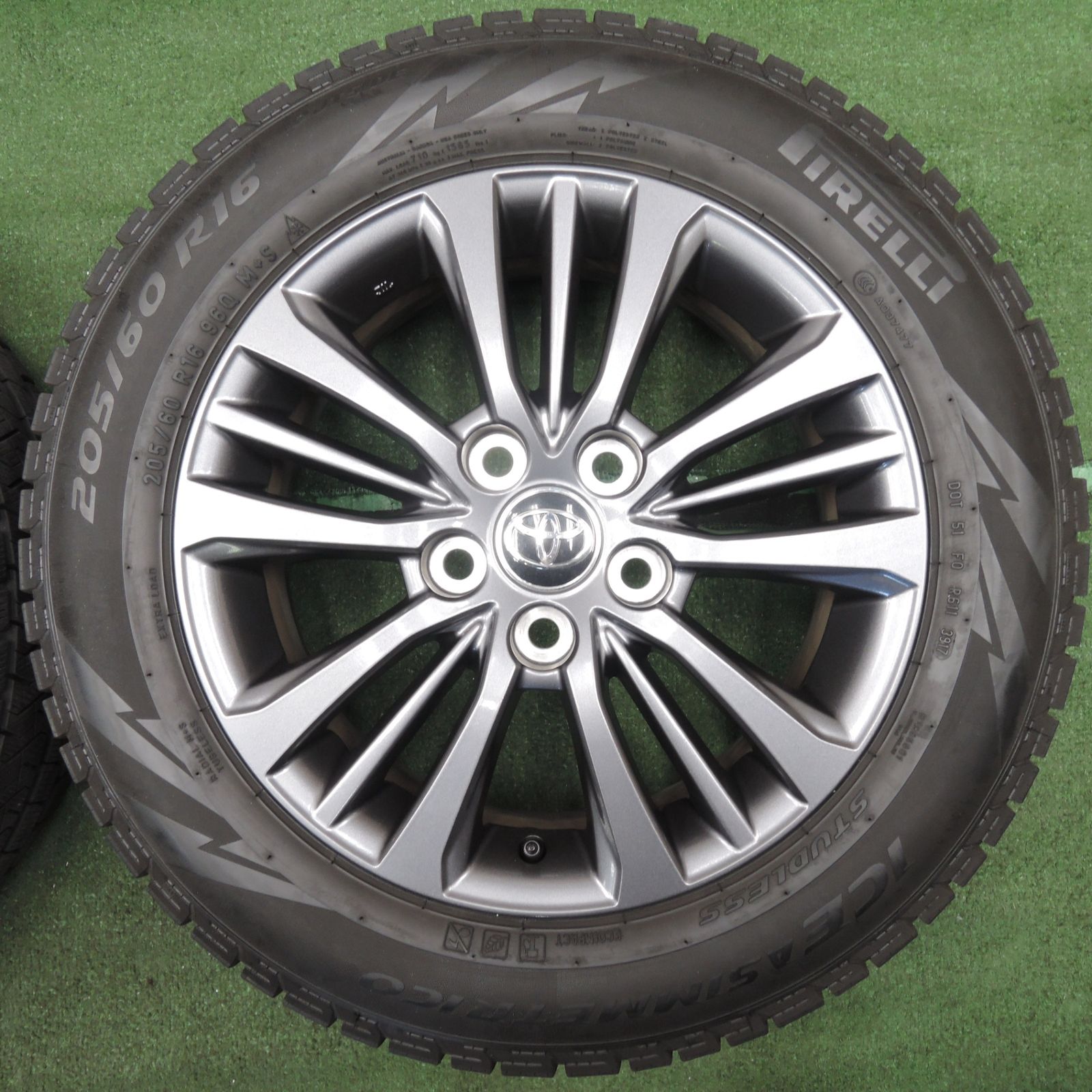 送料無料* キレイ☆トヨタ 90系 ヴォクシー 純正 205/60R16 
