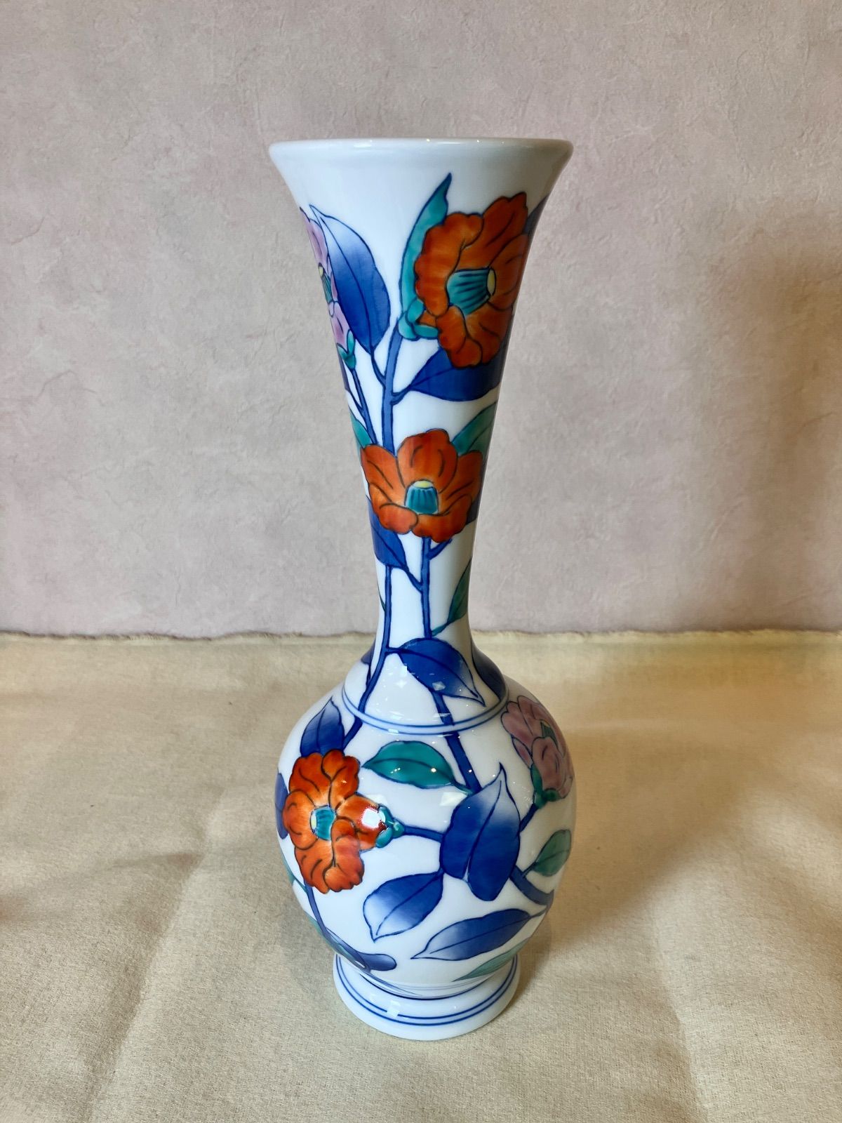 有田焼　福泉窯　青白磁 花瓶 花鳥紋　孔雀と山帰来 有田焼 福泉窯 青白磁 花瓶 花鳥紋 孔雀と山帰来 有田焼 福泉窯 青白磁