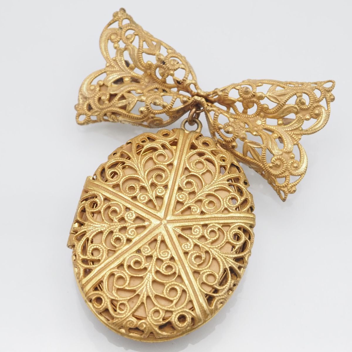 F325 MIRIAM HASKELL ミリアム ハスケル ブローチ ロケット リボン 透かし彫り ゴールド デザイン