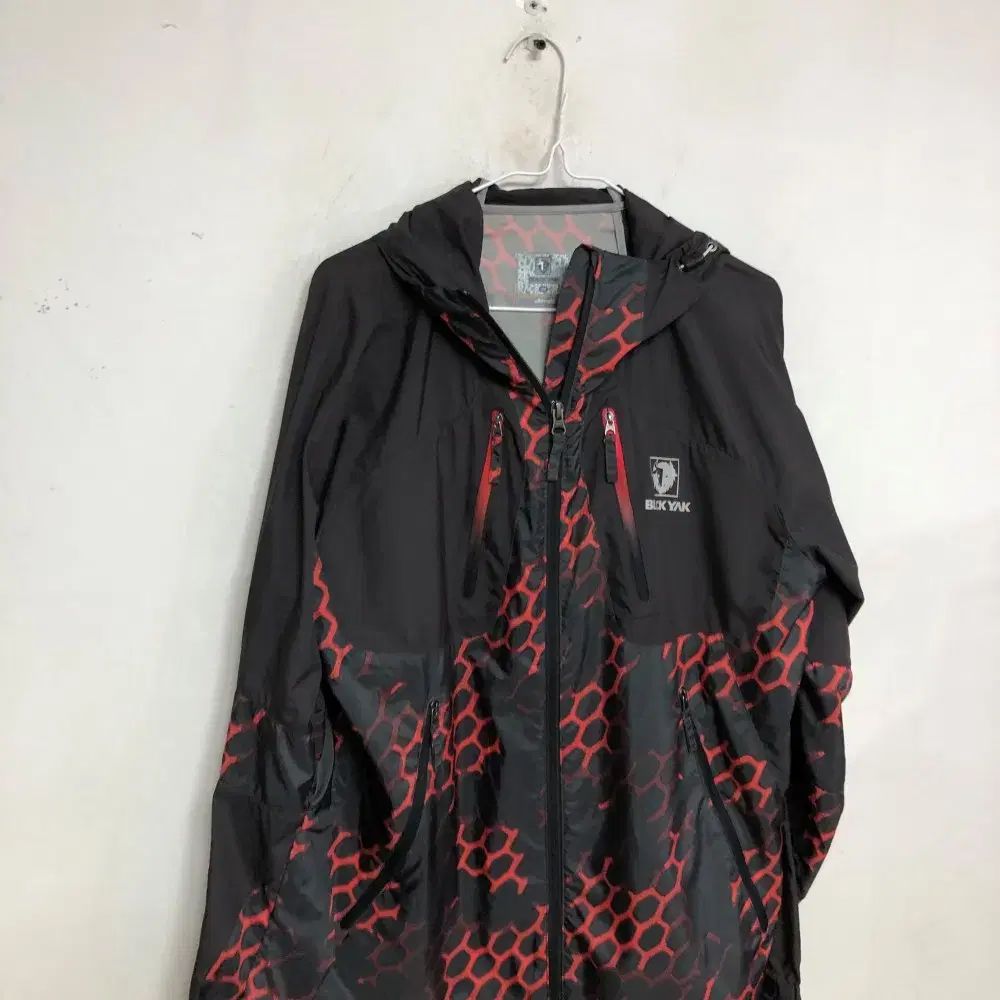 韓国発★新品 BLACK YAK ブラックヤク スポーツウェア トップス M BLACK YAK(ブラックヤク) メンズ フード付きジャケット 100L
