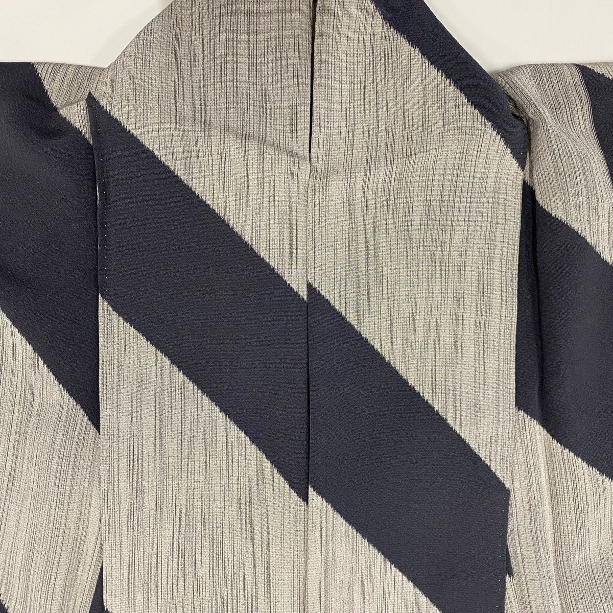 お召 身丈162cm 裄丈65cm M 単衣 幾何学模様 灰色 正絹 逸品 【中古  