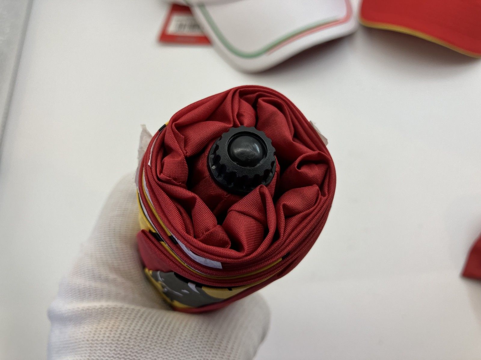 フェラーリ/キャップ2個/折りたたみ傘1個/新品未使用 赤＆白 送料無料