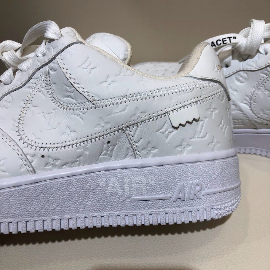 LV×NIKE ルイヴィトン ナイキコラボ スニーカー白 サイズ 6.5 LV×NIKE ルイヴィトン ナイキコラボ スニーカー白 サイズ 6.5