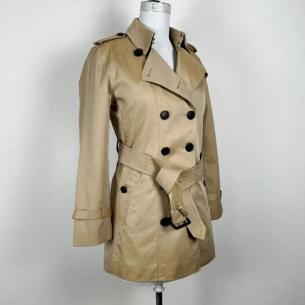 Burberrys ベージュ トレンチコート ボタン欠陥 特別SALEでチャンス》Burberry トレンチコート ゴールドボタン
