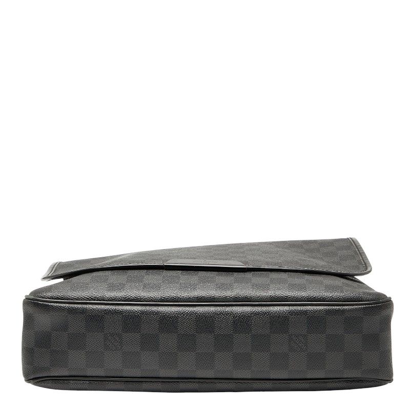 ルイ ヴィトン ダミエ グラフィット ダニエルMM 斜め掛け ショルダーバッグ N58029 ブラック PVC レザー メンズ LOUIS VUITTON 1-0236268 KARIMZIABAT_FR